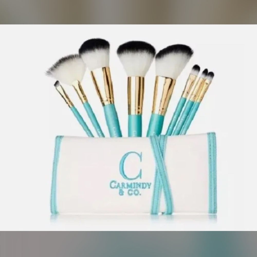 Carmindy & Co. White and Blue Makeup Brush Bag and brushes